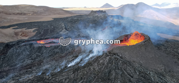 Volcan actif - Cratère de volcan en activité avec lave basaltique en ébulition (Fagradalsfjall, Islande 2021) - gryphea.com